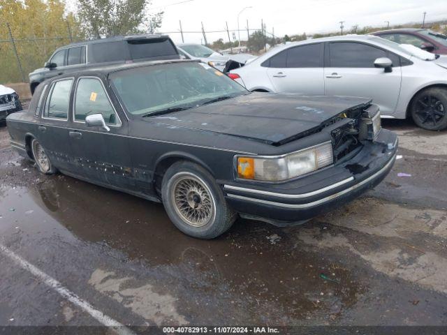  Salvage Lincoln Towncar