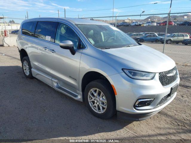  Salvage Chrysler Pacifica