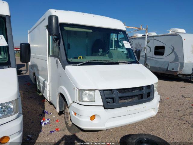  Salvage Isuzu Commercial Van