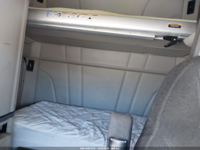 Peterbilt 579 Image 4