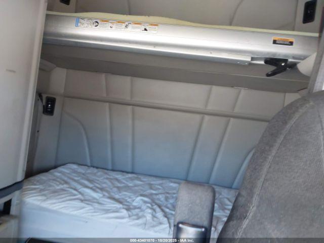 Peterbilt 579 Image 4