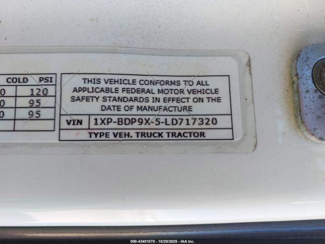 Peterbilt 579 Image 8