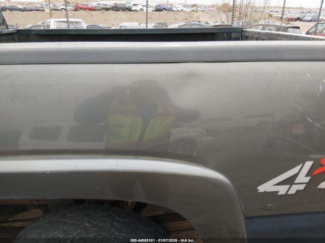 Chevrolet Silverado 2500 Image 12